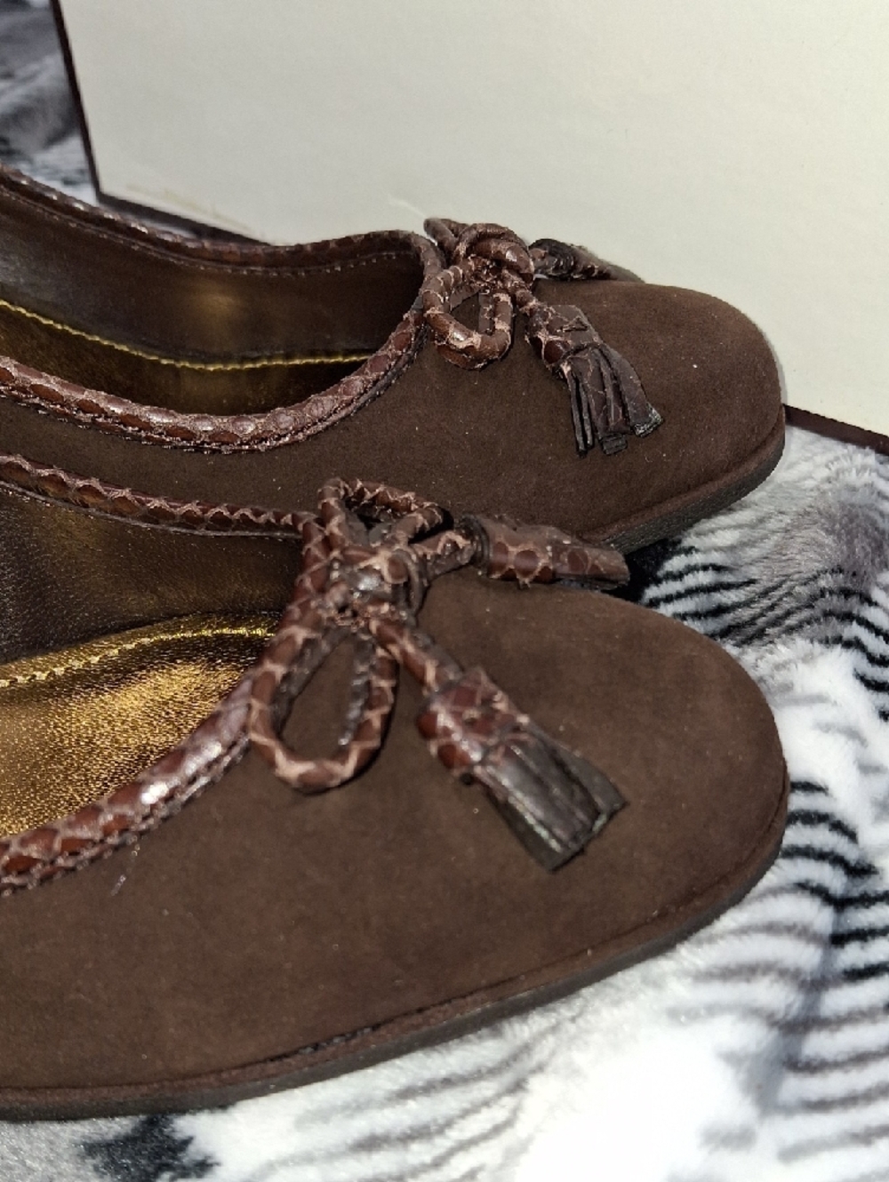 Vintage Coach Brown Suede Bow Pumps with Gold Insole - Picture 9 of 15